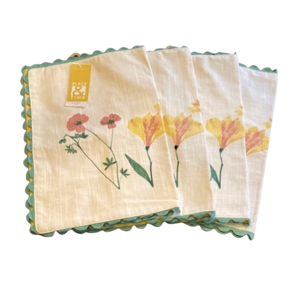 Place & Time set of (4) Floral Print Placemats. Off-white, Green Scalloped Edges